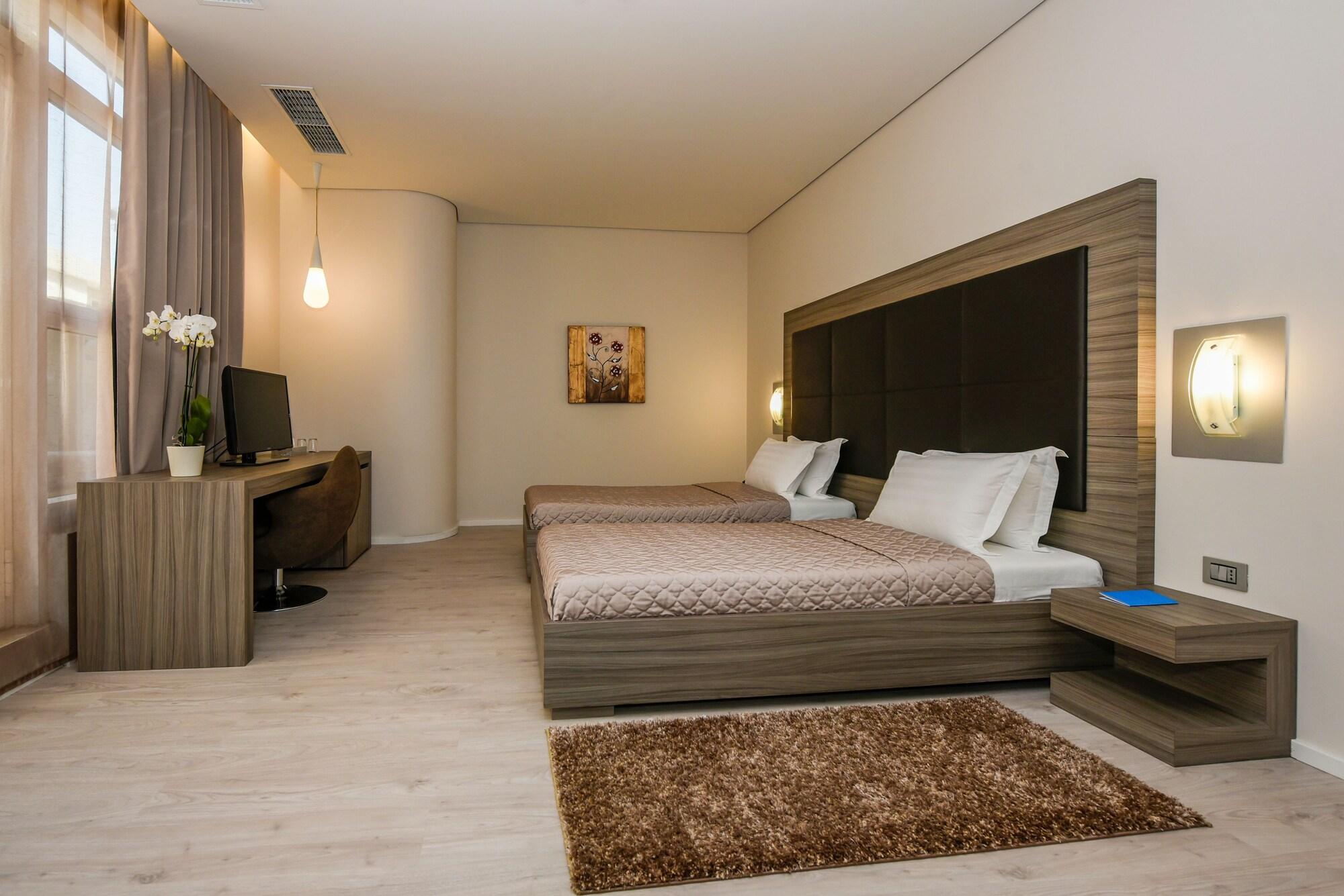 Sky Hotel Tirana Eksteriør billede