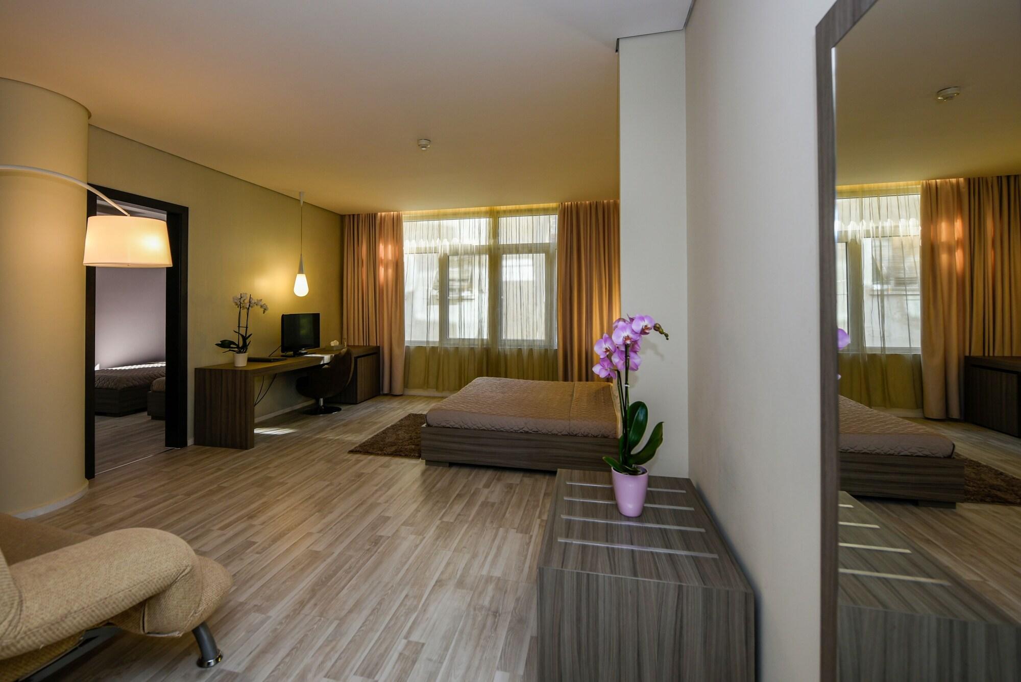 Sky Hotel Tirana Eksteriør billede