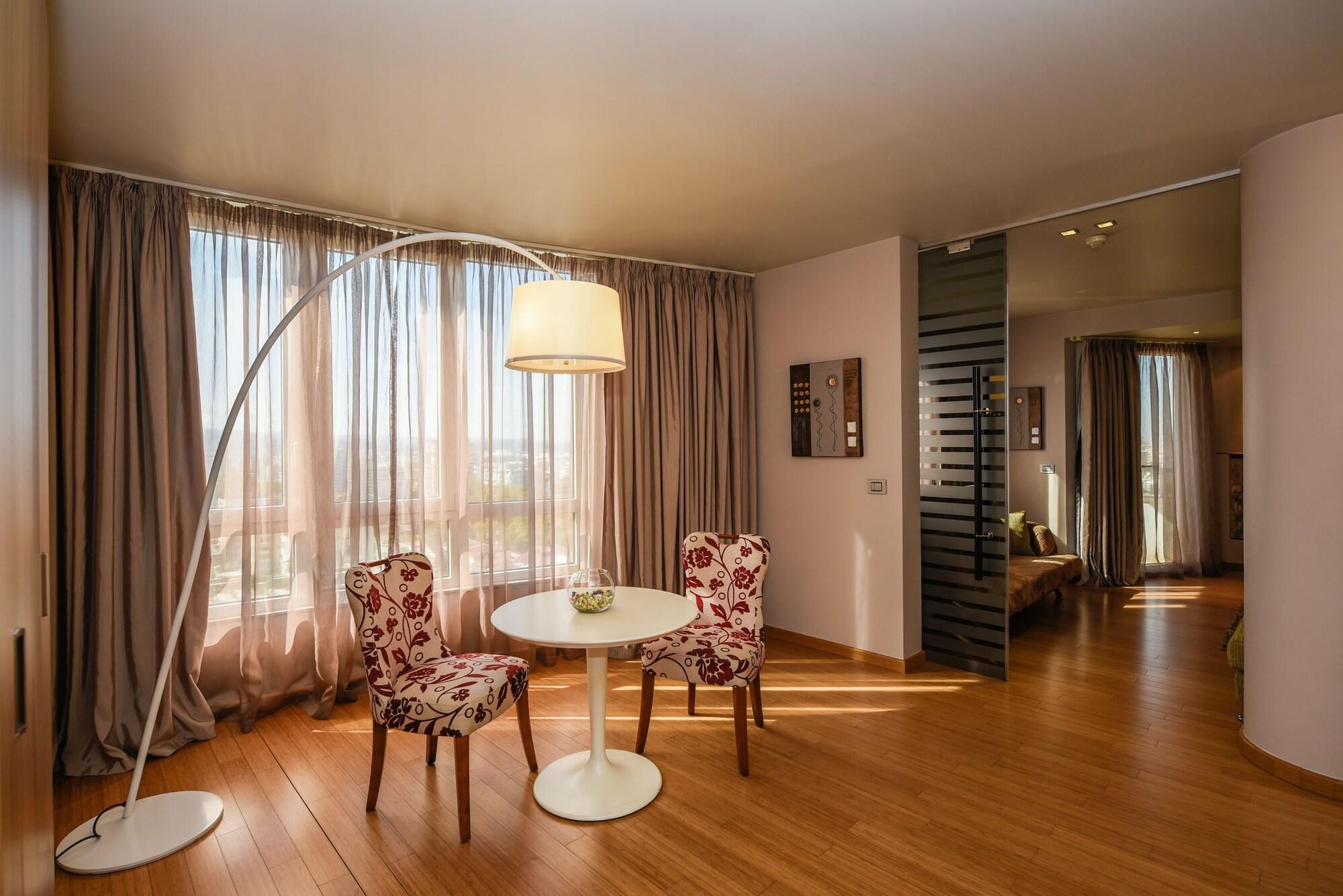 Sky Hotel Tirana Eksteriør billede