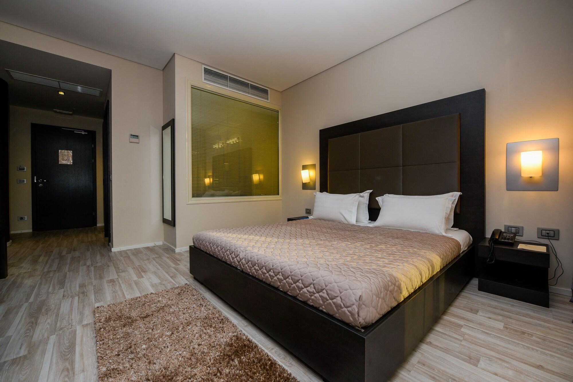 Sky Hotel Tirana Eksteriør billede