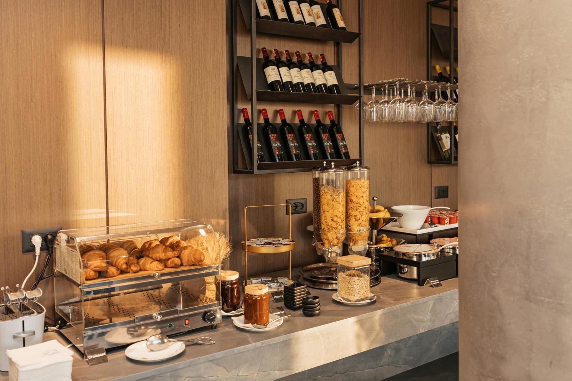 Sky Hotel Tirana Eksteriør billede