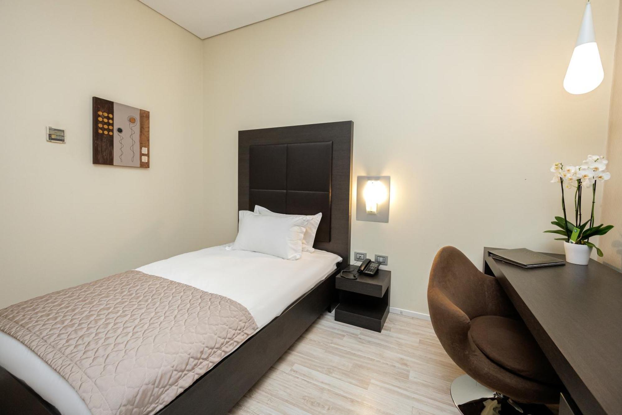 Sky Hotel Tirana Eksteriør billede
